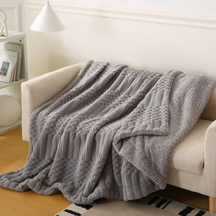 91家纺网 家纺一手货源 找家纺 巴木赫 2024新款舒棉绒点点塔芙绒双层配色羊羔绒沙发盖毯 银灰配色