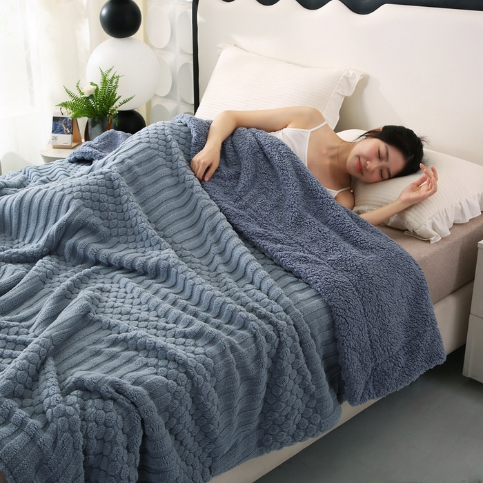 91家纺网 家纺一手货源 找家纺 巴木赫 2024新款舒棉绒点点塔芙绒双层配色羊羔绒沙发盖毯 灰蓝配色