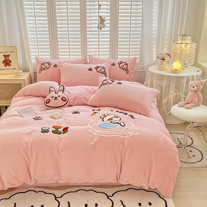 91家纺网 家纺一手货源 找家纺 （总）美梦莱 2024新款高克重牛奶绒全消光牛奶绒套件卡通绣花四件套