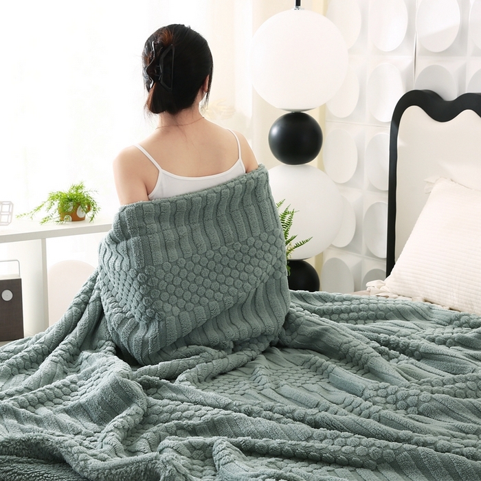 91家纺网 家纺一手货源 找家纺 巴木赫 2024新款舒棉绒点点塔芙绒双层配色羊羔绒沙发盖毯 茶绿配色