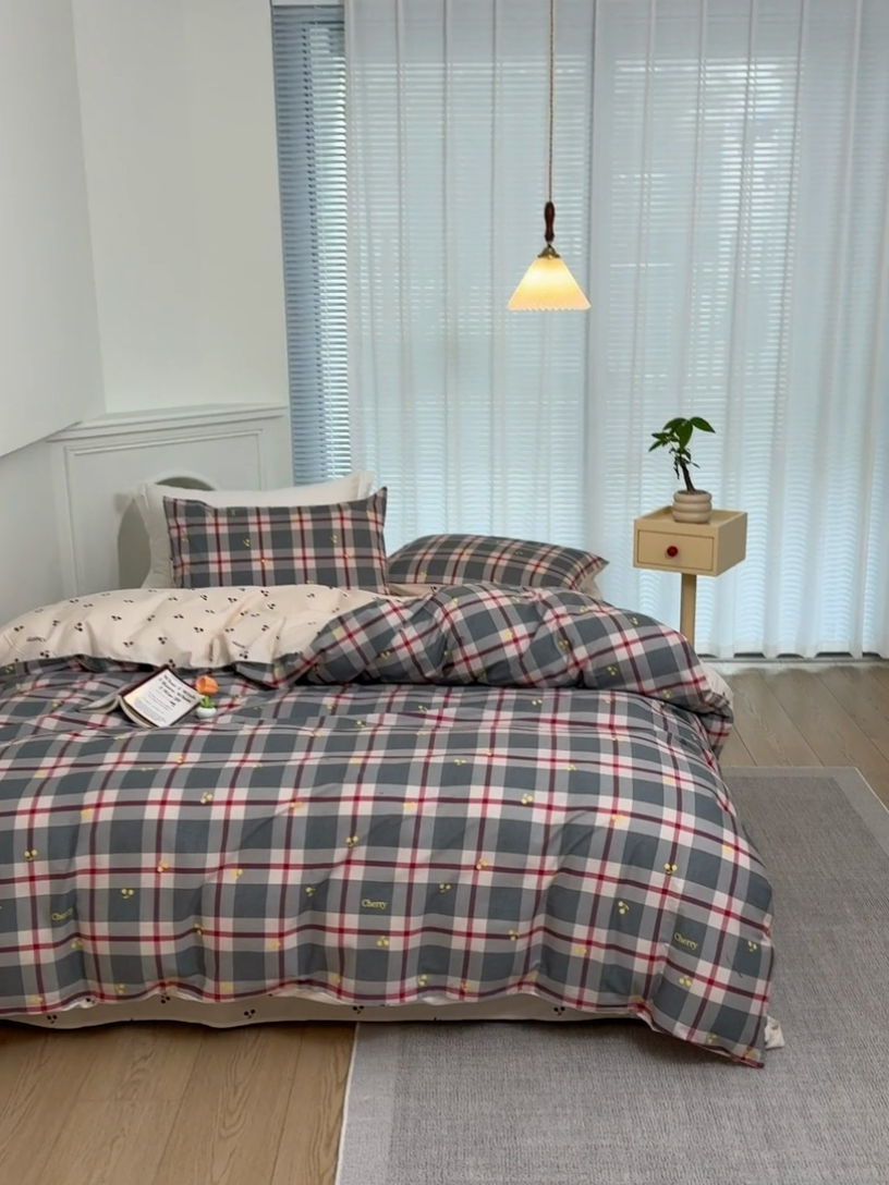 91家纺网 家纺一手货源 找家纺 布可家纺 2025新款水洗棉印花四件套 蓝格樱桃