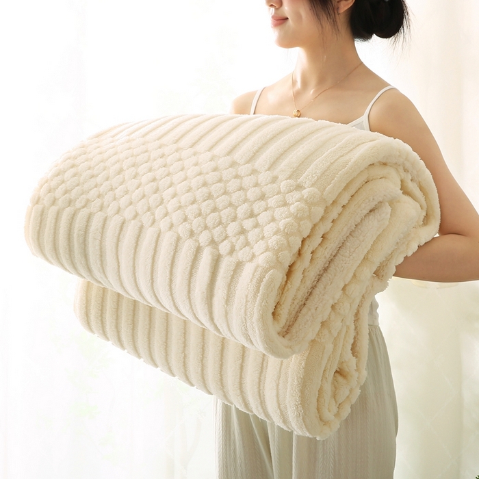 91家纺网 家纺一手货源 找家纺 巴木赫 2024新款舒棉绒点点塔芙绒双层配色羊羔绒沙发盖毯 米白配色