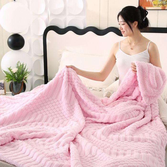 91家纺网 家纺一手货源 找家纺 巴木赫 2024新款舒棉绒点点塔芙绒双层配色羊羔绒沙发盖毯 浅粉配色