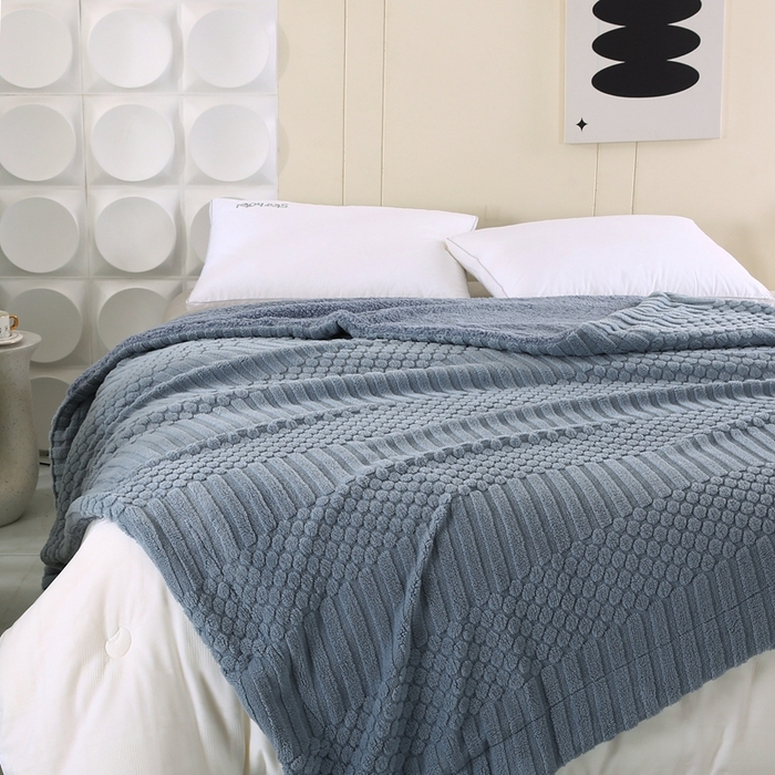 91家纺网 家纺一手货源 找家纺 巴木赫 2024新款舒棉绒点点塔芙绒双层配色羊羔绒沙发盖毯 灰蓝配色