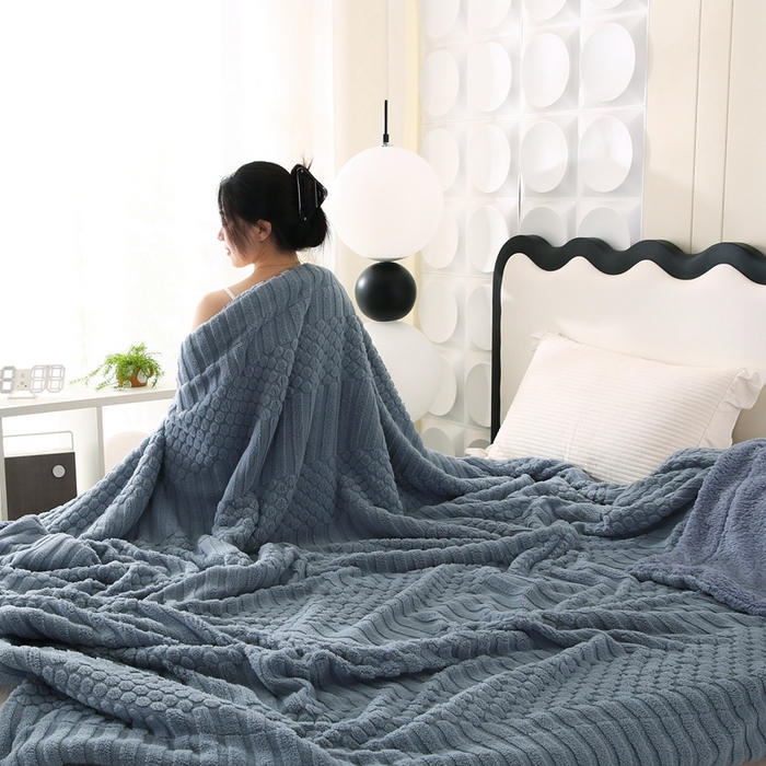 91家纺网 家纺一手货源 找家纺 巴木赫 2024新款舒棉绒点点塔芙绒双层配色羊羔绒沙发盖毯 灰蓝配色