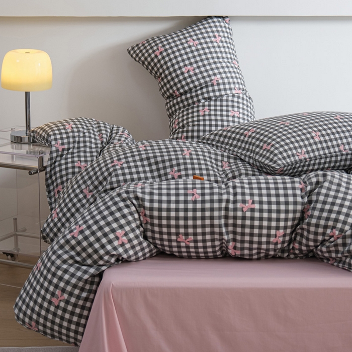 91家纺网 家纺一手货源 找家纺 布可家纺 2025新款水洗棉印花四件套 灰格蝴蝶结