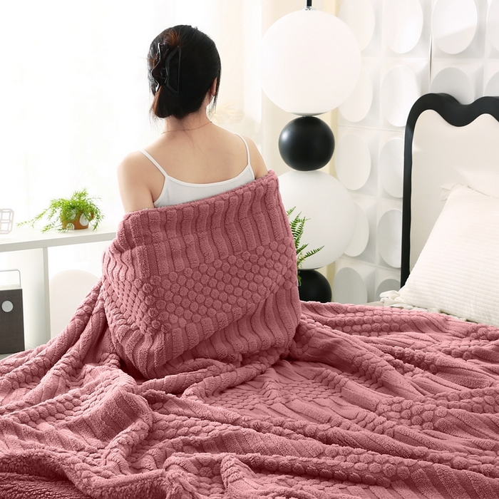 91家纺网 家纺一手货源 找家纺 巴木赫 2024新款舒棉绒点点塔芙绒双层配色羊羔绒沙发盖毯 豆沙配色