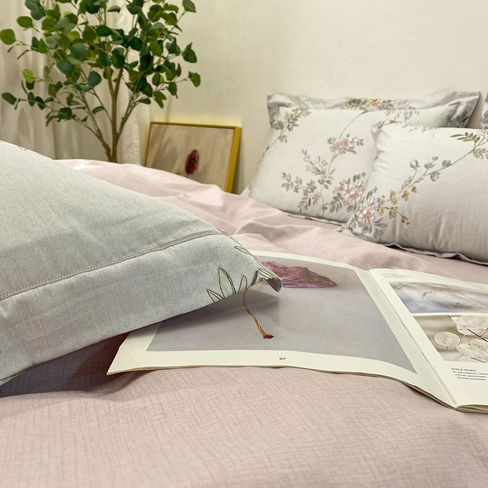 91家纺网 家纺一手货源 找家纺 橙艺家居 2024新款铂金柔棉全棉印花四件套 婉情-灰