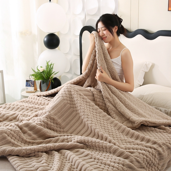 91家纺网 家纺一手货源 找家纺 巴木赫 2024新款舒棉绒点点塔芙绒双层配色羊羔绒沙发盖毯 米杏配色