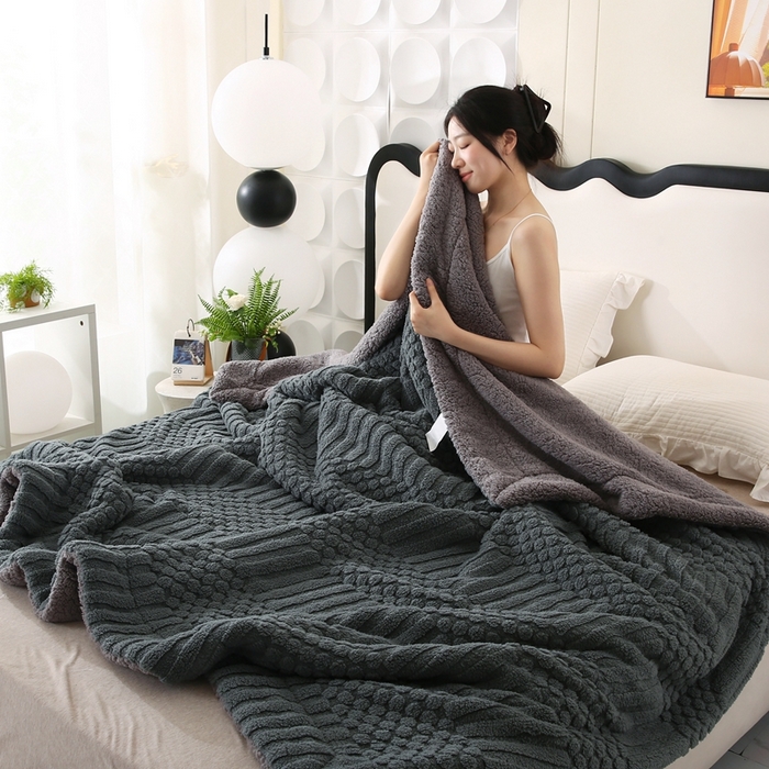 91家纺网 家纺一手货源 找家纺 巴木赫 2024新款舒棉绒点点塔芙绒双层配色羊羔绒沙发盖毯 深灰配色