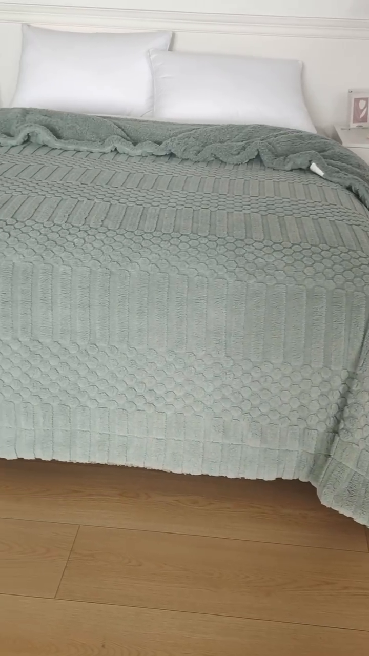 91家纺网 家纺一手货源 找家纺 巴木赫 2024新款舒棉绒点点塔芙绒双层配色羊羔绒沙发盖毯 茶绿配色