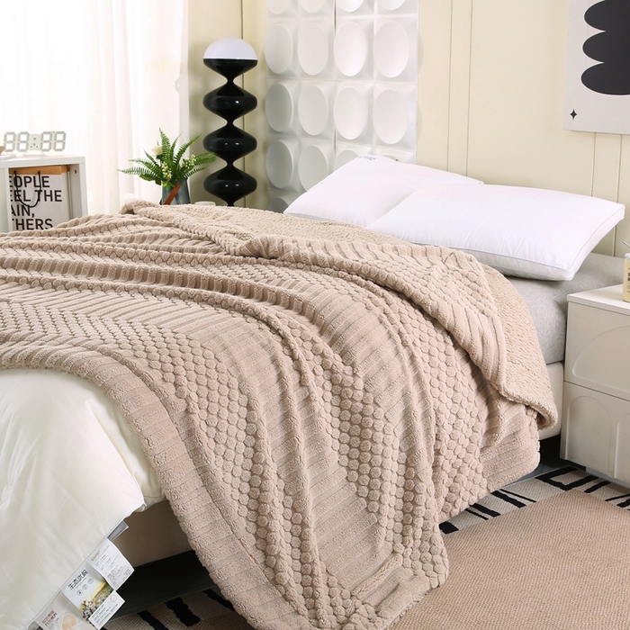 91家纺网 家纺一手货源 找家纺 巴木赫 2024新款舒棉绒点点塔芙绒双层配色羊羔绒沙发盖毯 米杏配色