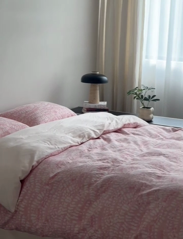 91家纺网 家纺一手货源 找家纺 2024新款纯棉50支大提花全棉人字纹提花床单被套枕套1.8床笠双人床单1.5笠加大220×240被套民宿小众四件套 烂漫烟花  粉