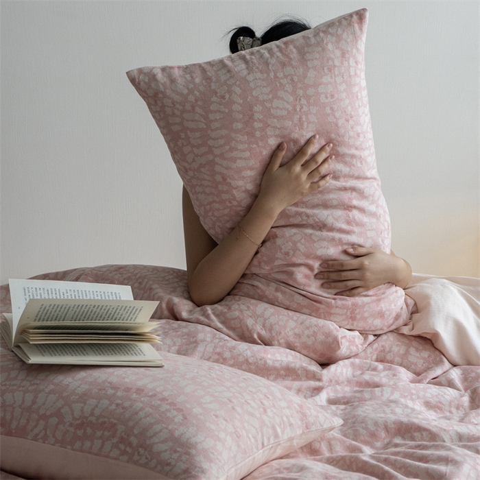 91家纺网 家纺一手货源 找家纺 2024新款纯棉50支大提花全棉人字纹提花床单被套枕套1.8床笠双人床单1.5笠加大220×240被套民宿小众四件套 烂漫烟花  粉