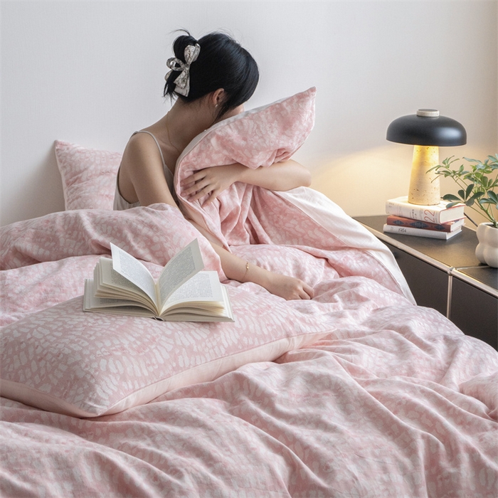 91家纺网 家纺一手货源 找家纺 2024新款纯棉50支大提花全棉人字纹提花床单被套枕套1.8床笠双人床单1.5笠加大220×240被套民宿小众四件套 烂漫烟花  粉