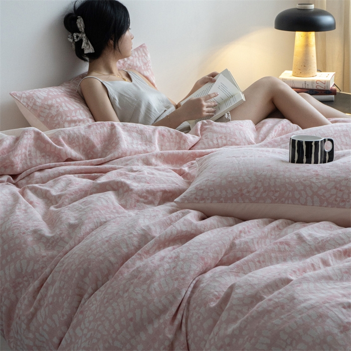 91家纺网 家纺一手货源 找家纺 2024新款纯棉50支大提花全棉人字纹提花床单被套枕套1.8床笠双人床单1.5笠加大220×240被套民宿小众四件套 烂漫烟花  粉