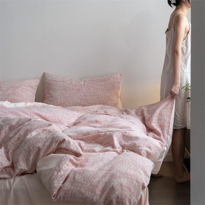 91家纺网 家纺一手货源 找家纺 2024新款纯棉50支大提花全棉人字纹提花床单被套枕套1.8床笠双人床单1.5笠加大220×240被套民宿小众四件套 烂漫烟花  粉