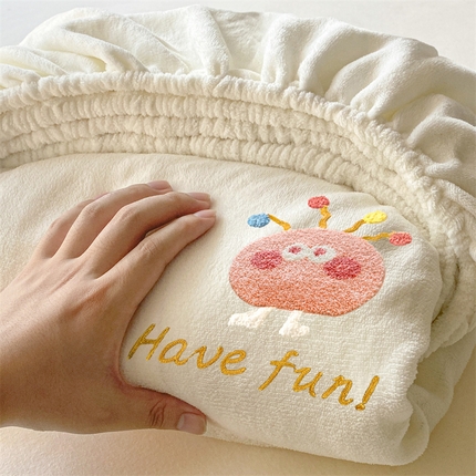 91家纺网 家纺一手货源 找家纺 布卢姆床垫 2025新款A类牛奶绒毛巾绣床笠二 小糖豆-奶油白