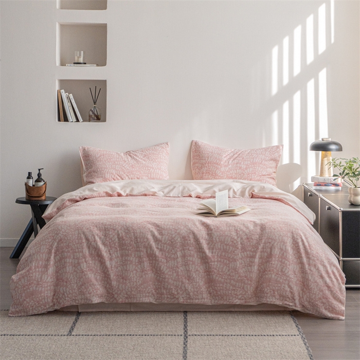 91家纺网 家纺一手货源 找家纺 2024新款纯棉50支大提花全棉人字纹提花床单被套枕套1.8床笠双人床单1.5笠加大220×240被套民宿小众四件套 烂漫烟花  粉