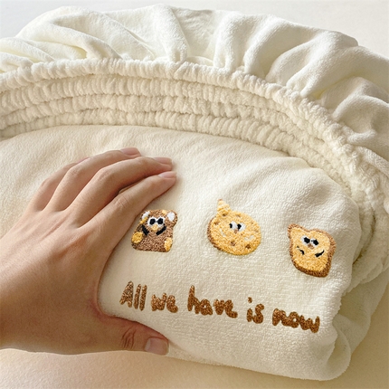 91家纺网 家纺一手货源 找家纺 布卢姆床垫 2025新款A类牛奶绒毛巾绣床笠二 曲奇饼干-奶油白