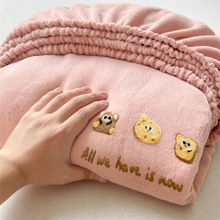 91家纺网 家纺一手货源 找家纺 布卢姆床垫 2025新款A类牛奶绒毛巾绣床笠二 曲奇饼干-草莓粉