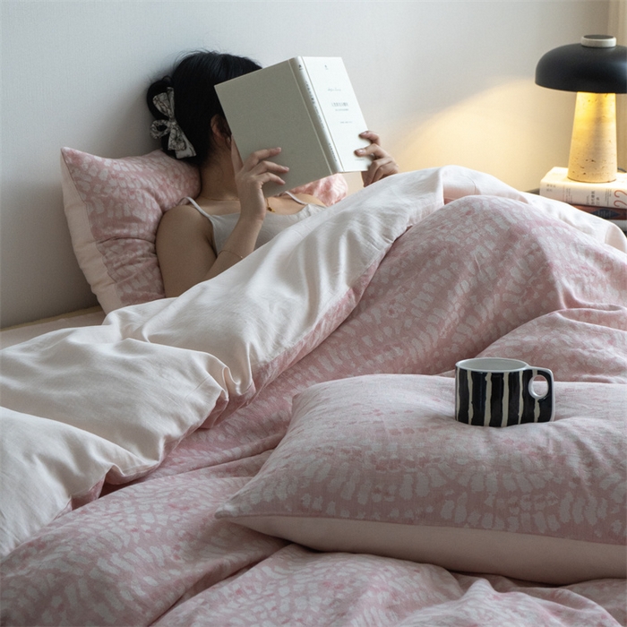 91家纺网 家纺一手货源 找家纺 2024新款纯棉50支大提花全棉人字纹提花床单被套枕套1.8床笠双人床单1.5笠加大220×240被套民宿小众四件套 烂漫烟花  粉