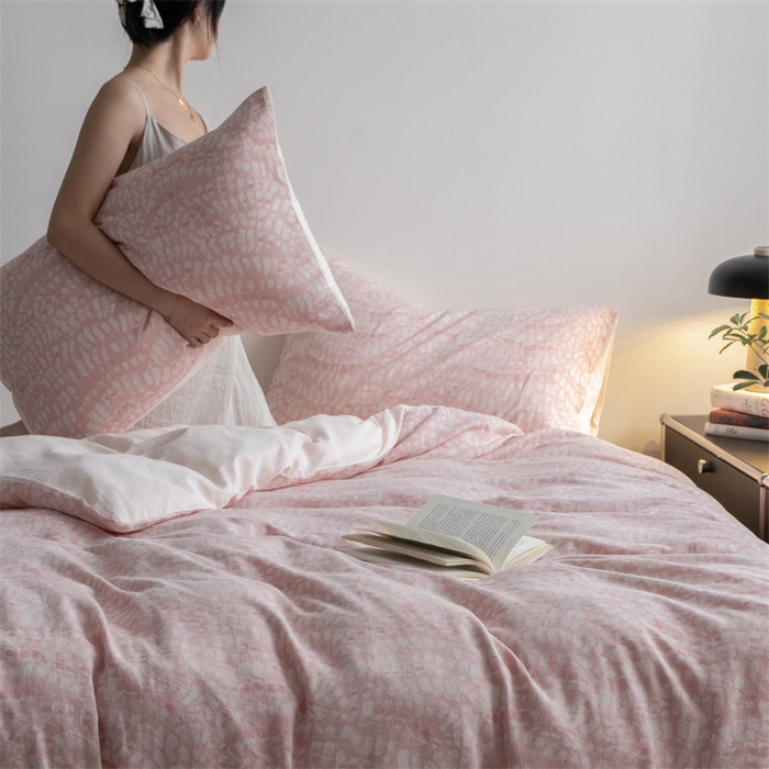 91家纺网 家纺一手货源 找家纺 2024新款纯棉50支大提花全棉人字纹提花床单被套枕套1.8床笠双人床单1.5笠加大220×240被套民宿小众四件套 烂漫烟花  粉