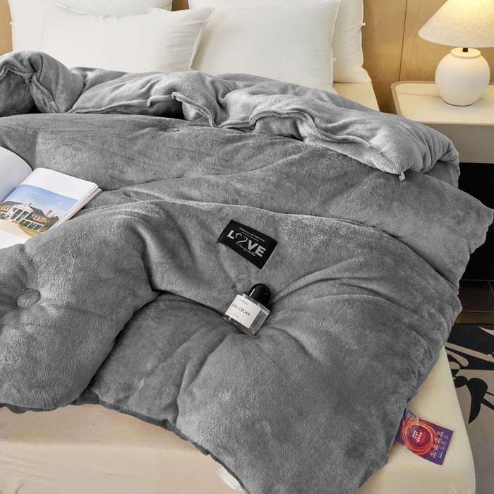 91家纺网 家纺一手货源 找家纺 侨鑫 2024新款A类牛奶绒羽丝棉加厚冬被 被子被芯 气质灰