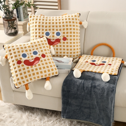 91家纺网 家纺一手货源 找家纺 （总）素玖抱枕被 2024新款法莱绒羊羔绒提花抱枕毯-娜娜贝儿