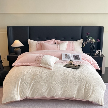 91家纺网 家纺一手货源 找家纺 （总）金窝窝家纺 2024新款婴儿级牛奶绒拼接刺绣烂花雕花绒四件套--朱丽叶系列