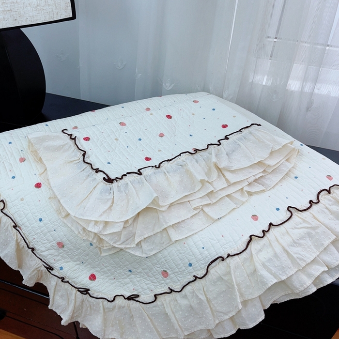 91家纺网 家纺一手货源 找家纺 暖居 2024新款韩系高温砂洗棉花泡泡花边款床盖三件套绗缝加棉防滑床单 草莓气泡