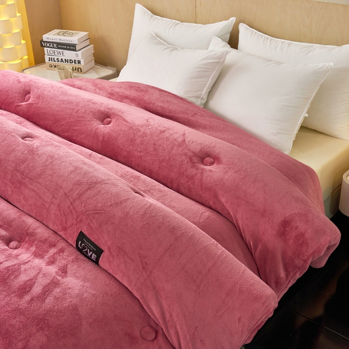 91家纺网 家纺一手货源 找家纺 侨鑫 2024新款A类牛奶绒羽丝棉加厚冬被 被子被芯 豆沙粉