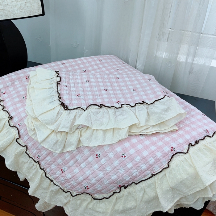 91家纺网 家纺一手货源 找家纺 暖居 2024新款韩系高温砂洗棉花泡泡花边款床盖三件套绗缝加棉防滑床单 粉小格