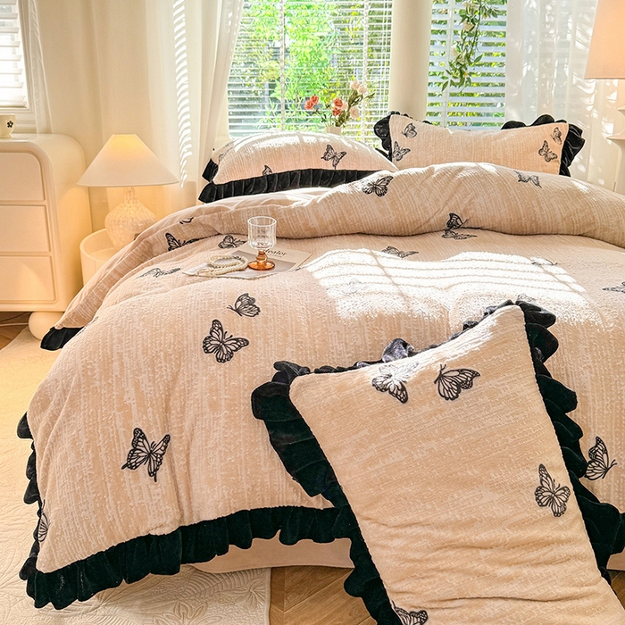 91家纺网 家纺一手货源 找家纺 大麦家纺 2024新款高克重牛奶绒雕花四件套 蝴蝶