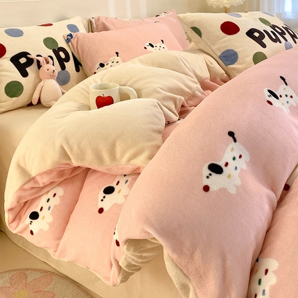 91家纺网 家纺一手货源 找家纺 如一 2024新款A类高克重印花牛奶绒四件套 波点狗