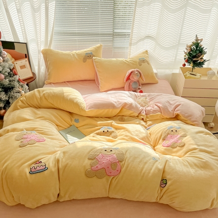 91家纺网 家纺一手货源 找家纺 （总）子钦家纺 2024秋冬新款加厚牛奶绒散点大版毛巾绣四件套-杰瑞兔