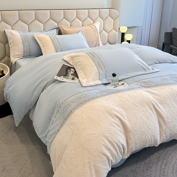 91家纺网 家纺一手货源 找家纺 宅家居 2024新款雕花拼接刺绣全消光A类高克重牛奶绒四件套-蝶之舞系列 蝶之舞-淡蓝