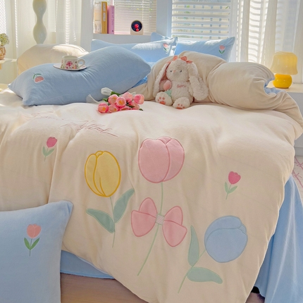 91家纺网 家纺一手货源 找家纺 （总）灰鲸 2025新款高克重牛奶绒大版郁金香花朵贴布绣四件套