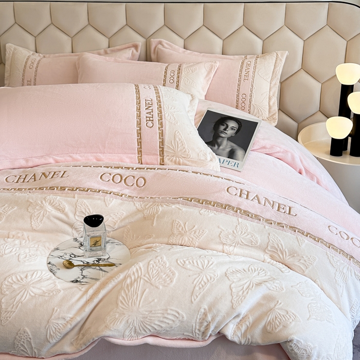 91家纺网 家纺一手货源 找家纺 宅家居 2024新款雕花拼接刺绣全消光A类高克重牛奶绒四件套-蝶之舞系列 蝶之舞-粉玉