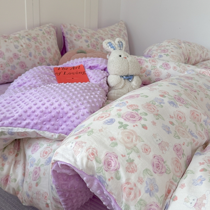 91家纺网 家纺一手货源 找家纺 柚子YOUTH 2024新款全棉双层纱豆豆婴儿绒床盖四件套 花园小猫