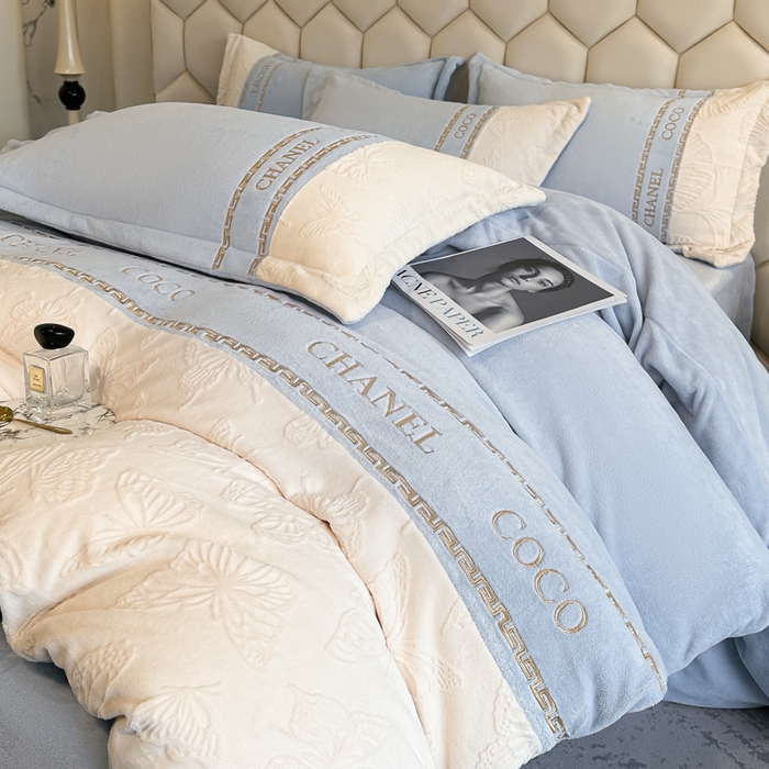 91家纺网 家纺一手货源 找家纺 宅家居 2024新款雕花拼接刺绣全消光A类高克重牛奶绒四件套-蝶之舞系列 蝶之舞-淡蓝