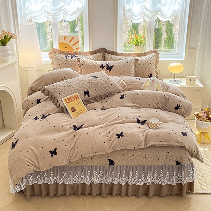 91家纺网 家纺一手货源 找家纺 提花大世界 2025直播爆款高克重牛奶绒印花夹棉蕾丝花边床盖床裙单件三件四件套 蝴蝶纷飞