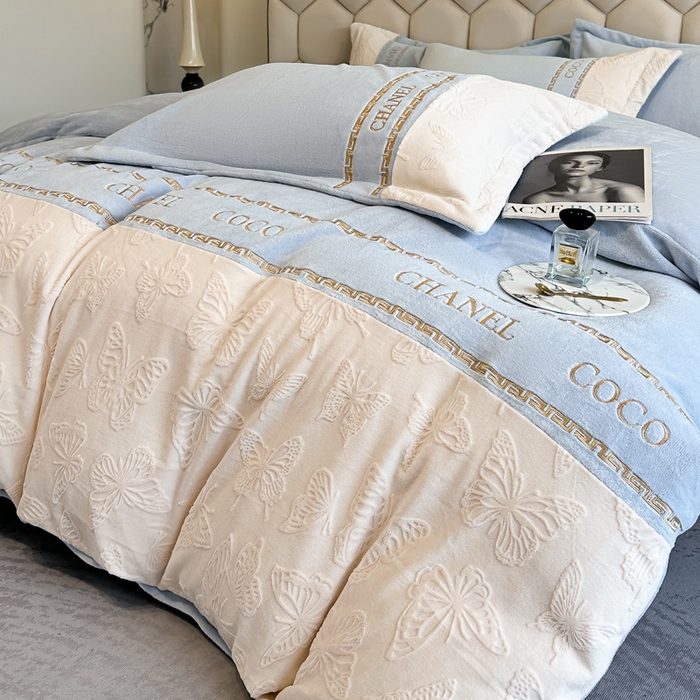 91家纺网 家纺一手货源 找家纺 宅家居 2024新款雕花拼接刺绣全消光A类高克重牛奶绒四件套-蝶之舞系列 蝶之舞-淡蓝