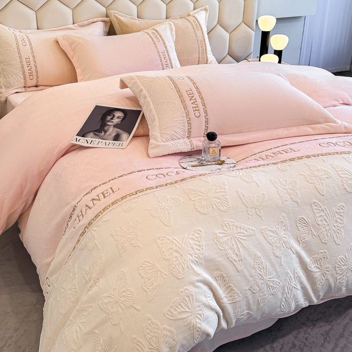 91家纺网 家纺一手货源 找家纺 宅家居 2024新款雕花拼接刺绣全消光A类高克重牛奶绒四件套-蝶之舞系列 蝶之舞-粉玉