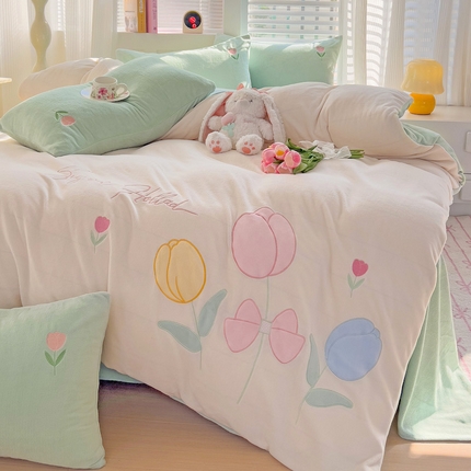 91家纺网 家纺一手货源 找家纺 （总）灰鲸 2025新款高克重牛奶绒大版郁金香花朵贴布绣四件套