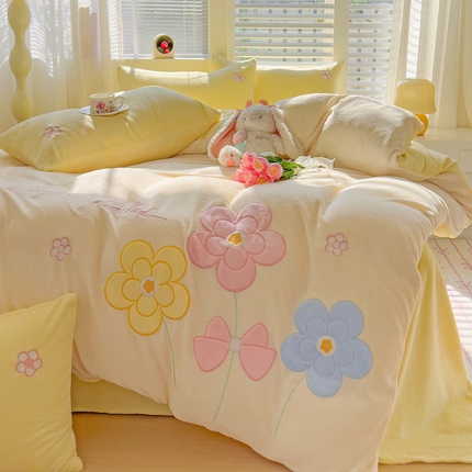 91家纺网 家纺一手货源 找家纺 （总）灰鲸 2025新款高克重牛奶绒大版郁金香花朵贴布绣四件套