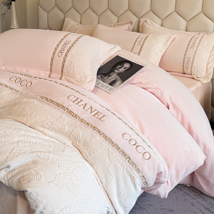 91家纺网 家纺一手货源 找家纺 宅家居 2024新款雕花拼接刺绣全消光A类高克重牛奶绒四件套-蝶之舞系列 蝶之舞-粉玉