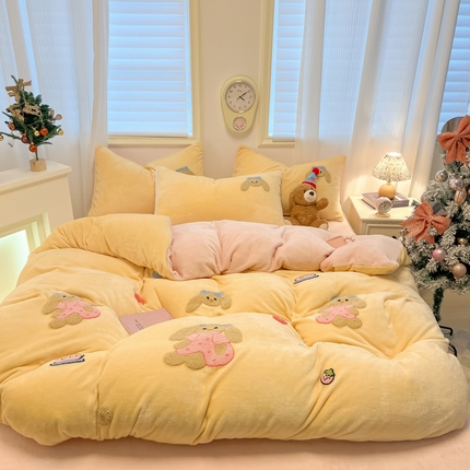 91家纺网 家纺一手货源 找家纺 （总）子钦家纺 2024秋冬新款加厚牛奶绒散点大版毛巾绣四件套-杰瑞兔-拍法二