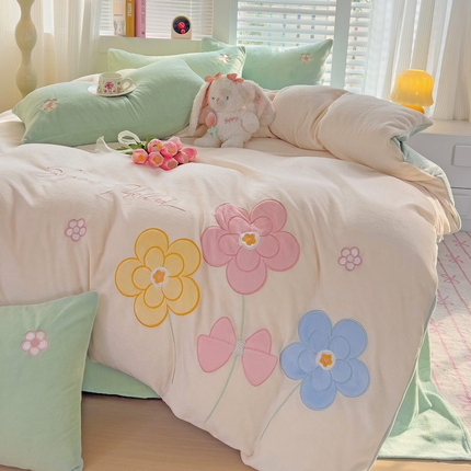 91家纺网 家纺一手货源 找家纺 （总）灰鲸 2025新款高克重牛奶绒大版郁金香花朵贴布绣四件套