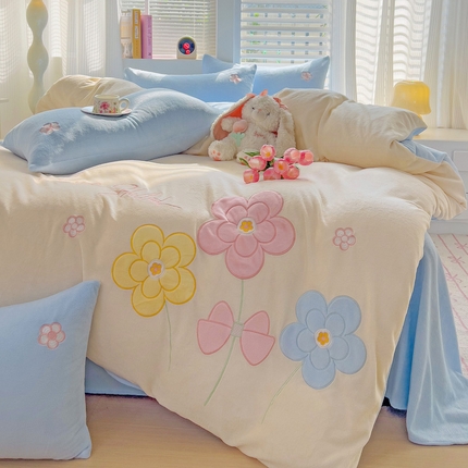 91家纺网 家纺一手货源 找家纺 （总）灰鲸 2025新款高克重牛奶绒大版郁金香花朵贴布绣四件套